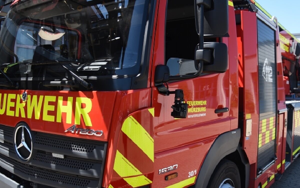 Das ist ein Feuerwehrauto der Wuerzburger Feuerwehr von vorne rechts fotografiert Das ist ein Feuerwehrauto der Wuerzburger Feuerwehr von vorne rechts fotografiert
